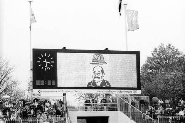 Trainer Klaus Schlappner (1. FC Saarbrücken) erscheint auf der Anzeigetafel im Ludwigspark Aufnahmedatum geschätzt