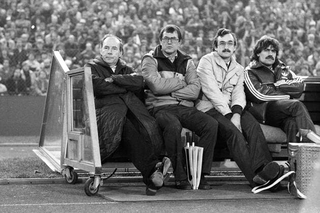 Trainer Dietrich Weise (li.) und Masseur Karl Heinz Ohland (re., beide Eintracht Frankfurt)