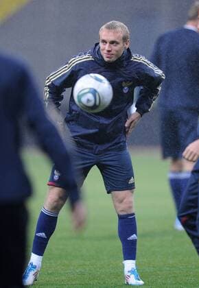 ITAR-TASS: MOSCOW, RUSSIA. OCTOBER 10, 2011. Denis Glushakov during the Russian national team s training session ahead of their Euro 2012 qualifying match against Andorra.  RE0EFBE4