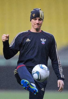 ITAR-TASS: MOSCOW, RUSSIA. OCTOBER 10, 2011. Roman Pavlyuchenko kicks the ball during the Russian national team s training session ahead of their Euro 2012 qualifying match against Andorra.  RE0EFBE7