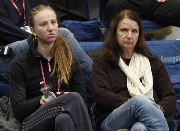 Generali Ladies Linz 2011,WTA Tour, Damen Hallen Tennis Turnier in Linz, Österreich, Mona Barthel (GER) und ihre Mutter Hannelore als Zuschauer auf der Tribüne, Halbkörper,Querformat, Eltern Familie privat