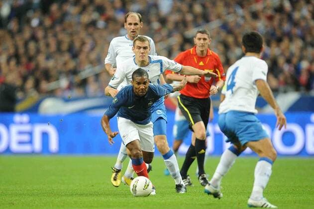 Paris, Frankreich - Bosnien Herzegovina, Florent Malouda (FRA) Emir Spahic (Bosnien) xN.LeGouicxFEPx 