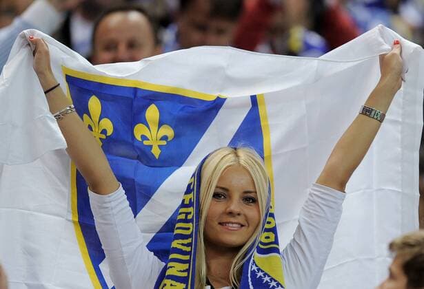 11.10.2011, Paris - UEFA EURO Quali 2011 - Bosnien-Herzegowina -- Ein weiblicher Bosnien-Herzegowina Fan mit Fahne 