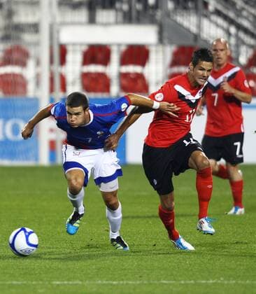 Josh Simpson (2nd R) of Canada vies for the ball with Marco Velez (L) of Puerto Rico during the 2014 World Cup CONCACAF qualification match in Toronto, Canada, on Oct. 11, 2011. The match ended with a 0-0 draw.(Xinhua Zou Zheng)(ql) CANADA-TORONTO-2014 WORLD CUP CONCACAF QUALIFICATION MATCH-CANADA VS PUERTO RICO 