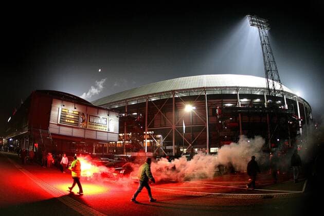 De Kuip, Heimspielstätte von Feyenoord Rotterdam. Uefa Cup 2008 2009 xVIxJeroenxPutmansxIVx 389194 o0 totale Sportstätte abends Abend nachts Nacht beleuchtet Stadion bengalische Feuer Bengalfeuer Fan
