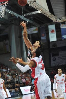 Dane Watts (Ulm Mitte) beim Korbwurf. Vorne: Marcus Slaughter (Brose Baskets Bamberg), Hinten rechts: P.J. Tucker (Brose Baskets Bamberg). Action Aktion Saison 2011 12, 2011, Basketball, Brose Baskets, Bamberg, Bundesliga, 1. Liga, ratiopharm Ulm, BBL, DBB, Stechert-Arena, 3. Spieltag, 12.11.2011