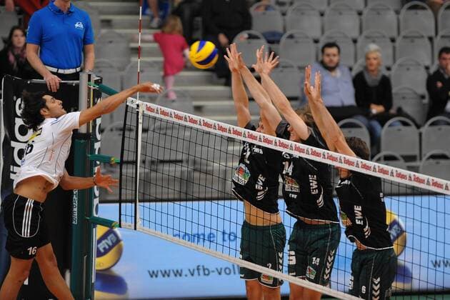 Viel zu tun für den Block der Netzhoppers. Idner LIMA MARTINS, IDI (VfB Friedrichshafen) beim Angriff. Rechts Philipp JANKOWSKI ( 2 Netzhoppers KW-Bestensee), Paul SPRUNG ( 14 Netzhoppers KW-Bestensee) und Arvid KINDER ( 6 Netzhoppers KW-Bestensee) Volleyball, 1. Bundesliga, Maenner, VfB Friedrichshafen-Netzhoppers KW-Bestensee, 12.10.2011