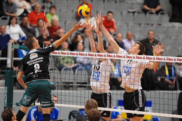 Links Sebastian KRAUSE ( 9 Netzhoppers KW-Bestensee). Juraj ZATKO (VfB Friedrichshafen) uns Marcus BOEHME (VfB Friedrichshafen) wehren den Angriff ab. Volleyball, 1. Bundesliga, Maenner, VfB Friedrichshafen-Netzhoppers KW-Bestensee, 12.10.2011