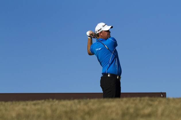 14.10.2011 Vilamoura, Portugal. European Tour Portugal Masters, player Peter Hanson, taking off from hole number 3. Mandatory credit: ActionPlus xPedroxNunesx  ActionPlus11213968 Content restricted for UK based newspaper