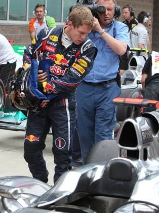 formula 1 GP, Korea in Yeongam 15.10.11, Sebastian Vettel, Red Bull Racing, schaut sich McLaren an.