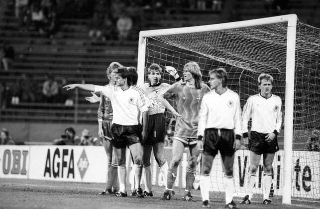 Gelsenkirchen, Deutschland - Schweden 1:1, v.li.: Matthias Herget und Torwart Oliver Reck (beide Deutschland), Glenn Strömberg (Schweden), Pierre Littbarski und Hans Dorfner (beide Deutschland) o0 DFB Länderspiel Sponsor, Werbepartner, Werbung, Wirtschaft, Werbebande, Bande, Werbung, Agfa