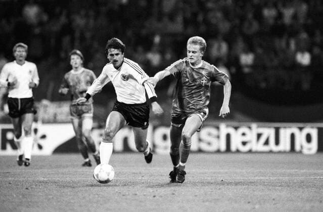 Gelsenkirchen, Deutschland - Schweden 1:1 - Klaus Allofs (Deutschland, li.) gegen Jonas Thern (Schweden) o0 DFB Länderspiel Duell