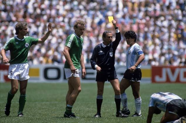 Schiedsrichter Romualdo Arppi Filho zeigt Hector Enrique (ARG, re.) die Gelbe Karte, daneben v.li.: Rudi Völler, Hans Peter Briegel (beide BRD) und Diego Maradona (ARG) o0 BR Deutschland