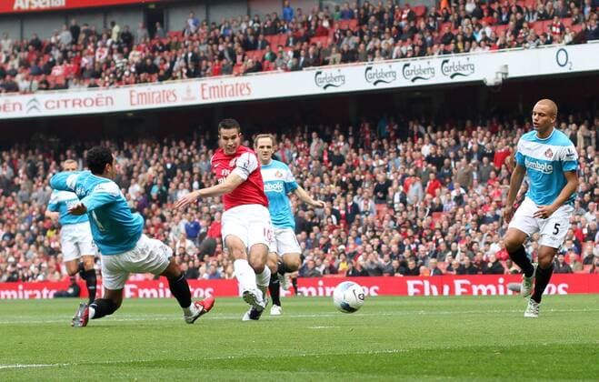Arsenals Robin Van Persie scoring his sides opening goal Barclays Premier League Arsenal v Sunderland 16th October, 2011 EDITORIAL USE ONLY. No use with unauthorised audio, video, data, fixture lists, club league logos or live services. Online in-match use limited to 120 images, no video emulation. No use in betting, games or single club league player publications.