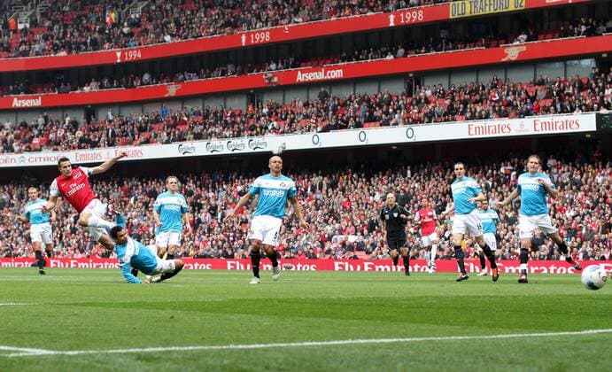 Arsenals Robin Van Persie scoring his sides opening goal Barclays Premier League Arsenal v Sunderland 16th October, 2011 EDITORIAL USE ONLY. No use with unauthorised audio, video, data, fixture lists, club league logos or live services. Online in-match use limited to 120 images, no video emulation. No use in betting, games or single club league player publications.