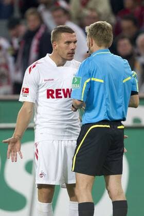 Lukas PODOLSKI (li., K) diskutiert mit Schiedsrichter Dr. Jochen DREES, Diskussion, Wut, sprechen, spricht, Halbfigur, halbe Figur, Hochformat, Protest, protestiert Fussball 1. Bundesliga, Spieltag 9, 1.FC Köln (K) - Hannover 96 (H) 2:0, am 16.10.2011 in Köln Deutschland