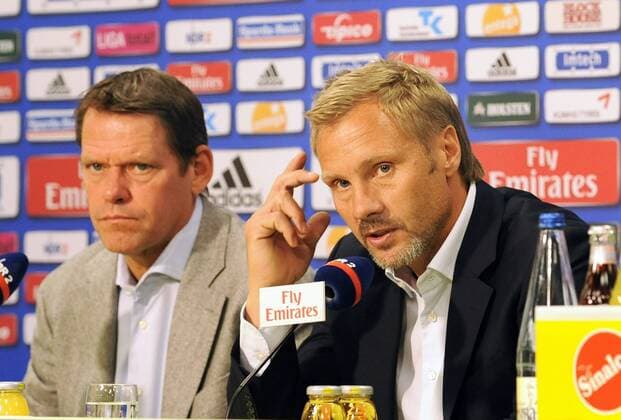 Frank Arnesen (Sportdirektor), Thorsten Fink (neuer HSV-Trainer). Pressekonferenz beim HSV in der IMTECH ARENA. Der neue Trainer Thorsten Fink wird der Presse vorgestellt. Hamburg 17.10.2011