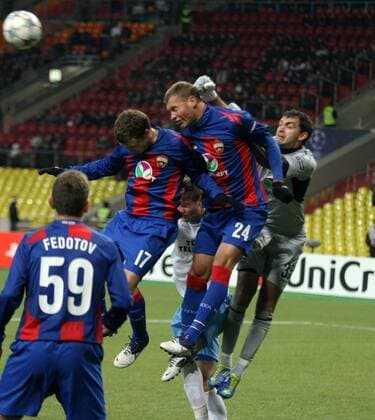 Moscow. 18 oct. 2011. CHAMPIONS LEAGUE 2011-2012, CSKA Moscow - Trabzonspor: 17. MAMAEV Pavel (CSKA), 24. BEREZUTSKII Vasili (CSKA), 30.Gabulov Vladimir (goalkepeer of CSKA). 
