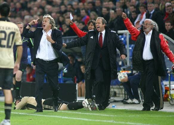 18.10.2011 Fussball Herren UEFA Champions League Saison 2011 2012 Stadion St.Jakob. FC Basel - Benfica Lissabon.0:2 Bild zeigt Coach Jorge Jesus li. ( Benfica Lissabon) Aktion Zweikampf