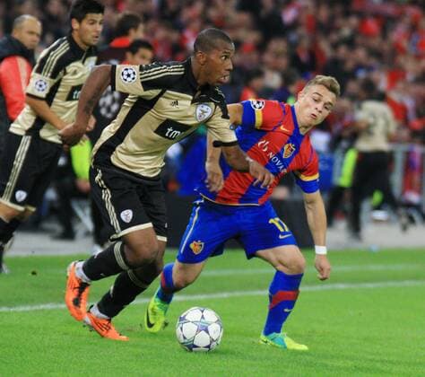 18.10.2011 Fussball Herren UEFA Champions League Saison 2011 2012 Stadion St.Jakob. FC Basel - Benfica Lissabon.0:2 Bild zeigt Emerson ( Benfica Lissabon) li. gegen Xherdan Shaqiri ( FC Basel) Aktion Zweikampf