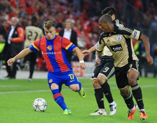 18.10.2011 Fussball Herren UEFA Champions League Saison 2011 2012 Stadion St.Jakob. FC Basel - Benfica Lissabon.0:2 Bild zeigt Emerson ( Benfica Lissabon) re. gegen Xherdan Shaqiri ( FC Basel) Aktion Zweikampf 
