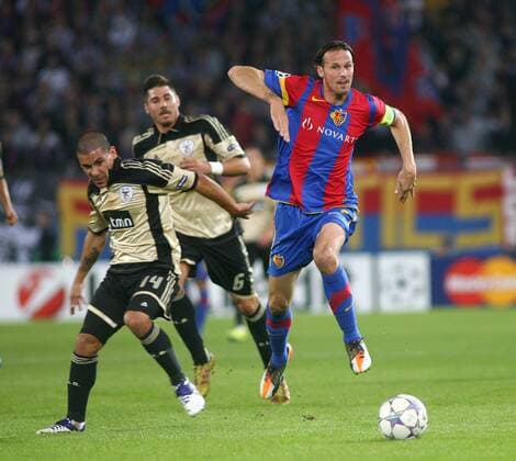 18.10.2011 Fussball Herren UEFA Champions League Saison 2011 2012 Stadion St.Jakob. FC Basel - Benfica Lissabon.0:2 Bild zeigt Maxi Pereira - Javi Garcia beide ( Benfica Lissabon) li.. gegen Marco Streller ( FC Basel) Aktion Zweikampf 