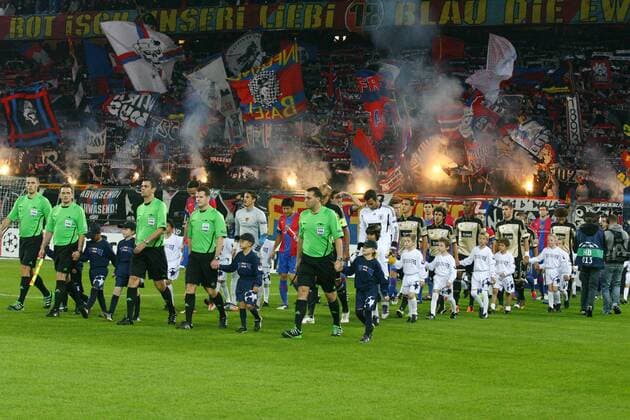 18.10.2011 Fussball Herren UEFA Champions League Saison 2011 2012 Stadion St.Jakob. FC Basel - Benfica Lissabon.0:2 Bild zeigt Beide Team laufen aufs Spielfeld , Fans machen Stimmung Aktion Feuerwerk Flaggen Fahnen Zuschauer 