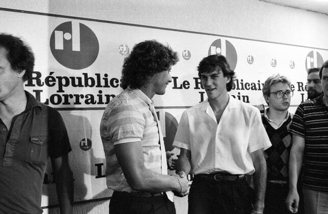 Handschlag zwischen Torwart Harald Schumacher (BR Deutschland, li.) und Patrick Battiston (Frankreich) Pressekonferenz anlässlich der Versöhnung nach dem Foul Schumachers an Battiston aus dem WM Semifinale 1982, bei dem der Franzose schwere Verletzungen erlitt Pressekonferenz, Pressetermin shake hands, shakehands optimistisch Friedensschluss versöhnen Toni Aufnahmedatum geschätzt