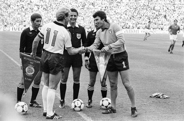 WM Endspiel 1982: BR Deutschland - Italien 1:3 Die Kapitäne Karl Heinz Rummenigge (BR Deutschland, 2.v.li.) und Dino Zoff (Italien) mit dem Schiedsrichtergespann Arnaldo Coelho (Brasilien, Mitte), Vojtech Christov (Slowakei, li.) und Abraham Klein (Israel)