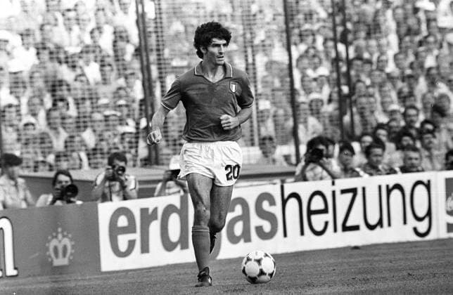 Paolo Rossi (Italien) am Ball Werbebande Bande Werbung Sponsor Wirtschaft Erdgas