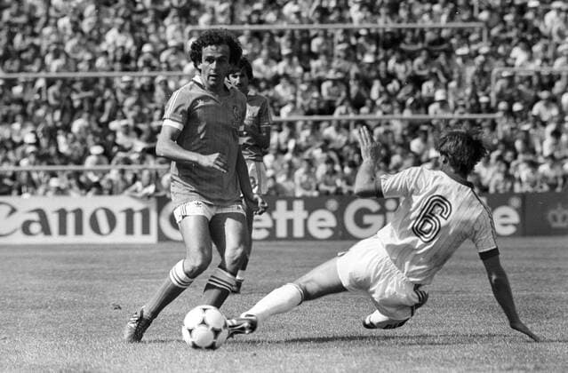 Michel Platini (Frankreich, li.) gegen Rostislav Vojacek (CSSR)