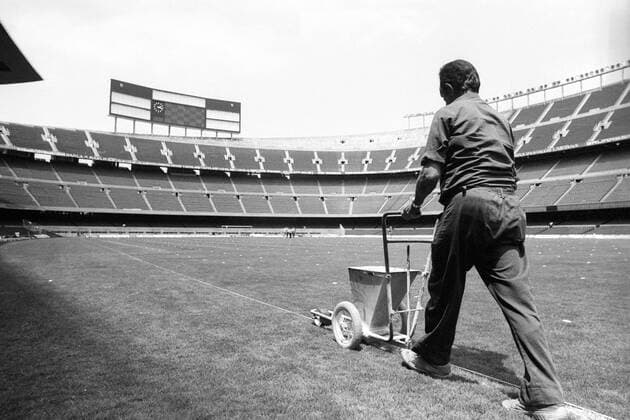 1 Jahr bis WM 2022: Historie, Stadien und Architektur Fußball, Stadiongeschichte FC Barcelona Platzwart präpariert das Spielfeld des Estadio Nou Camp in Barcelona Sportstätte Stadion Totale Kreide Kreidelinie ziehen präparieren Präparation