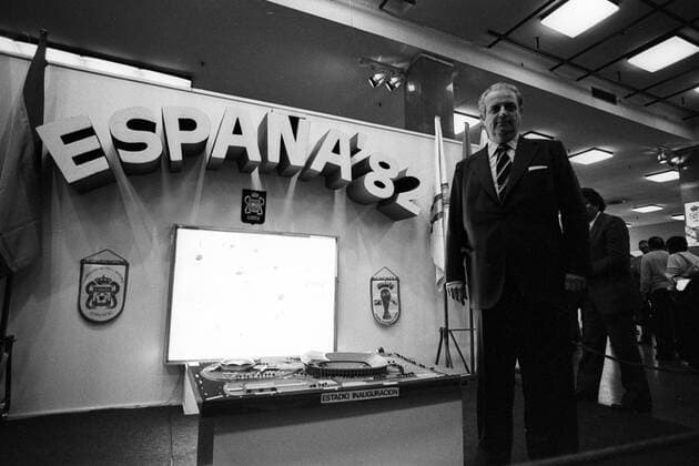 Fußball, Stadiongeschichte FC Barcelona Vorstellung der neuen Heimspielstätte des FC Barcelona, dem Camp Nou, welches anlässlich der WM 1982 in Spanien gebaut werden soll Objekt Modell Architekturmodell Architektur Pressetermin