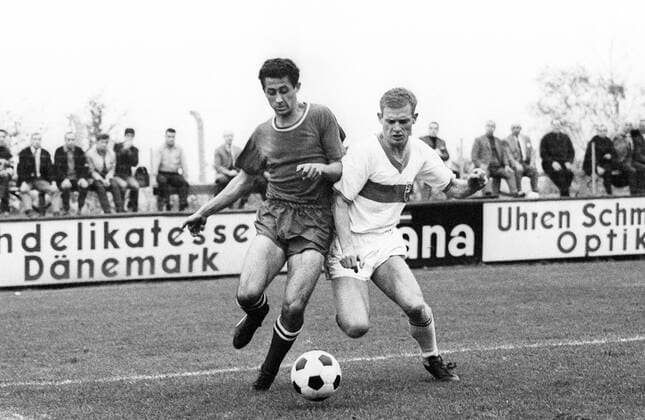 1. FC Kaiserslautern - VfB Stuttgart 3:3 - Herwart Koppenhöfer (Lautern, li.) gegen Manfred Reiner (Stuttgart)