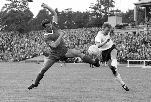 1. FC Kaiserslautern - Eintracht Frankfurt 1:1 - Lothar Schämer (Frankfurt, re.) gegen Roland Kiefaber (Lautern)