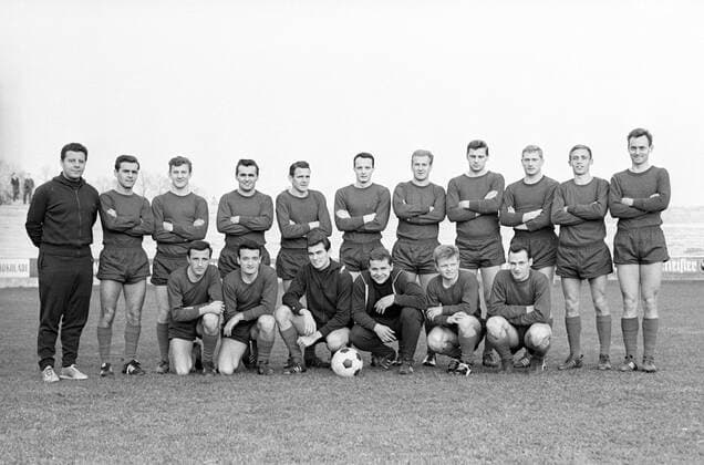 Kader 1. FC Kaiserslautern, hi.v.li.: Trainer Günter Brocker, Werner Mangold, Jacobus Prins, Willy Reitgaßl, Walter Gawletta, Gerd Schneider, Jürgen Neumann, Dieter Pulter, Willi Kostrewa, Winfried Richter, Hermann Diehl; vorn: Heinrich Bauer, Roland Kiefaber, Torwart Horst Dieter Strich, Torwart Wolfgang Schnarr, Dieter Schönborn und Erich Meier Aufnahmedatum geschätzt