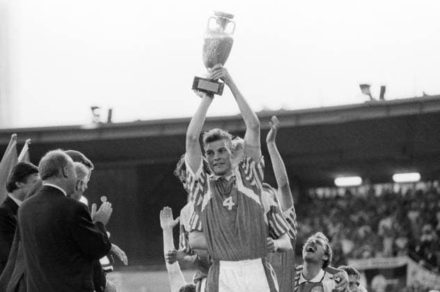Fußball, EM Finale 1992 in Göteborg, Dänemark - Deutschland 2:0 26.06.1992, Göteborg - EM 1992 - Finale - Lars Olsen ist mit Dänemark Europameister - Aufmacher Siegerehrung Feier Sieg Objekte Pokal Trophäe