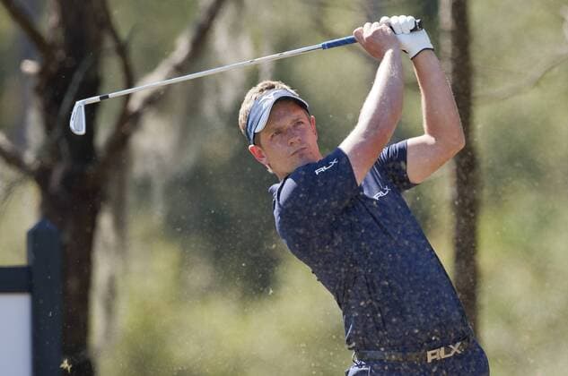 November 14, 2010: Luke Donald of England tee shot from the par 3 third during final round golf action of the Children s Miracle Network Hospitals Classic held at The Disney Golf Resort in Lake Buena Vista, FL. PGA Golf Herren 2011: Childrens Miracle Network Hospitals Classic OCT 23 - ZUMAcg2