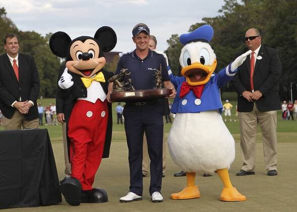 October 23, 2011: Luke Donald is presented the 2011 Children s Miracle Network Classic trophy from Mickey Mouse and Donald Duck after the Children s Miracle Network Classic at the Disney Magnolia golf course in Lake Buena Vista, Florida PGA Golf Herren OCT 23 Children s Miracle Network Hospitals Classic - Final Round Icon1110230618 EDITORIAL USE ONLY