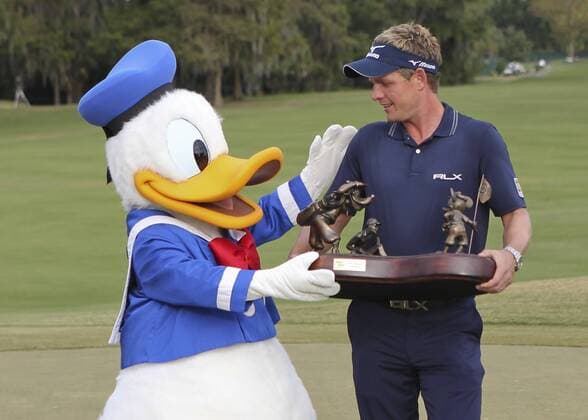October 23, 2011: Luke Donald and Donld Duck pose for photos after Luke Donald won the 2011 Children s Miracle Network Classic at the Disney Magnolia golf course in Lake Buena Vista, Florida PGA Golf Herren OCT 23 Children s Miracle Network Hospitals Classic - Final Round Icon1110230672 EDITORIAL USE ONLY
