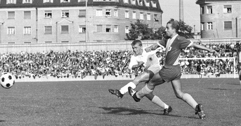 Bundesliga 1. Spieltag, TSV 1860 München - Eintracht Braunschweig 1:1 - Rolf Thommes (links) gegen Jürgen Moll