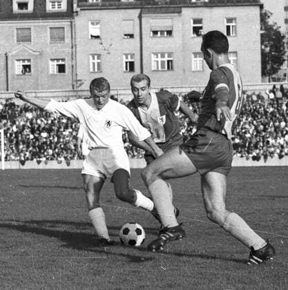 Bundesliga 1. Spieltag, TSV 1860 München - Eintracht Braunschweig 1:1 - v.li.: Rolf Thommes (1860) , Jürgen Moll und Joachim Bäse.