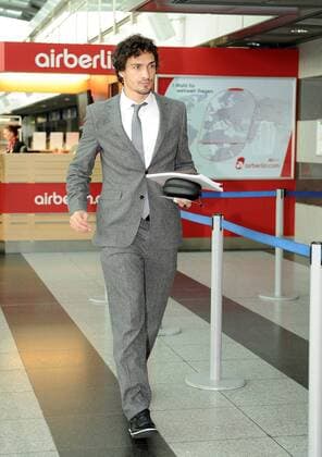 Dienstag 18.10.2011, UEFA Champions League, Saison 10 11 - in Dortmund, BV Borussia Dortmund auf dem Weg zum Spiel in Piräus am Flughafen Dortmund beim Abflug, Mats Hummels (BVB) DeFodi018