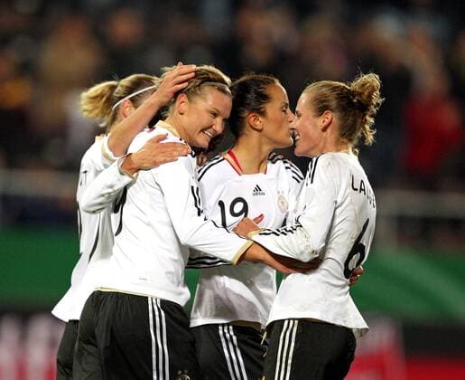 26.10.2011, Fussball Frauen-Nationalmannschaft, Saison 2011 2012, Freundschaftsspiel in Hamburg, St. Pauli im Stadion am Millerntor: Deutschland - Schweden. Jubel Deutschland zum 1:0