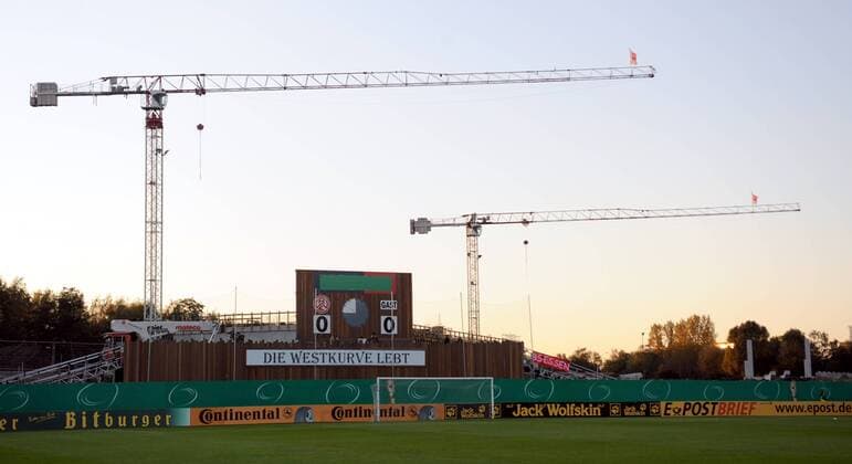 Fußball, Stadiongeschichte Rot-Weiß Essen Georg Melches Stadion - Fussball, Herren, Saison 2011 2012, DFB-Pokal, 2. Runde, Rot-Weiss Essen, neben dem Stadion wird schon das neue Essener Stadion gebaut, 26.10. 2011,