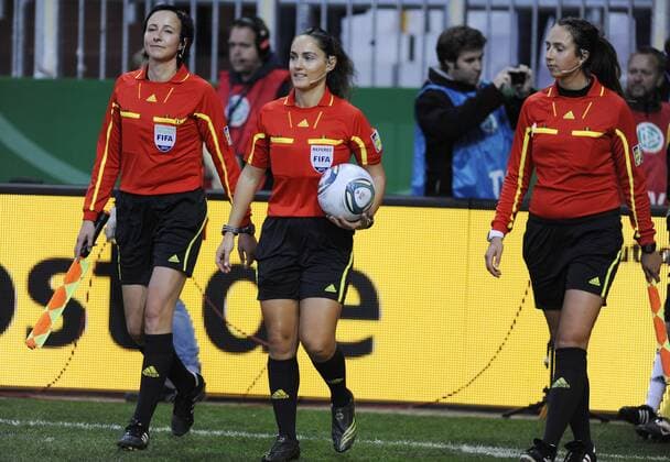 Schiedsrichter Team Mitte Thalia Mitsi Gre, Ass Inka Müller-Schmaeh Ger und Marja Kurtes Ger,, DFB Damen, Länderspiel deutsche Frauen-Nationalmannschaft gegen den WM-Dritten Schweden im St Pauli Stadion am Millerntor, Hamburg 26. 10. 2011