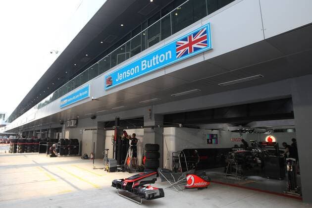 Motorsports: FIA Formula One World Championship 2011, Grand Prix of India, garage of 04 Jenson Button (GBR, Vodafone McLaren Mercedes), xHOCHxZWEIx o0 Totale