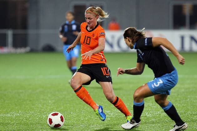 (L-R) Kirsten van de Ven of Holland,Rachel Unitt of Engeland Women s EURO - Holland v England Kwalificatie EURO 2013 2011 2012 xVIxPaulxBareldsx xOrangexPicturesxIVx 426478