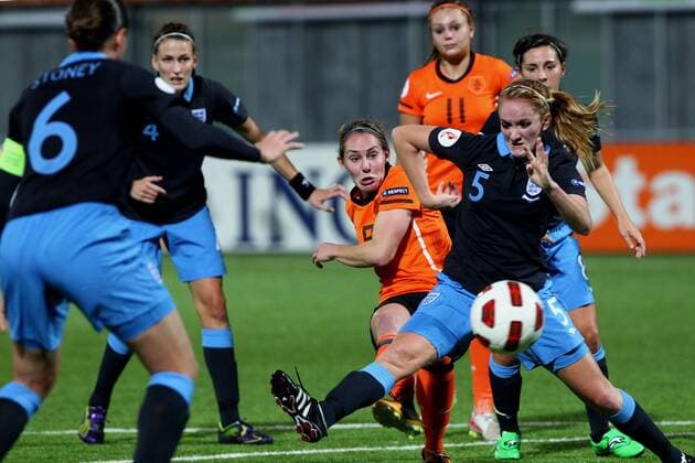 (L-R) Casey Stoney of Engeland,Jill Scott of Engeland,Manon Melis of Holland,Sophie Bradley of Engeland,Lieke Martens of Holland,Fara Williams of Engeland Women s EURO - Holland v England Kwalificatie EURO 2013 2011 2012 xVIxPaulxBareldsx xOrangexPicturesxIVx 426479