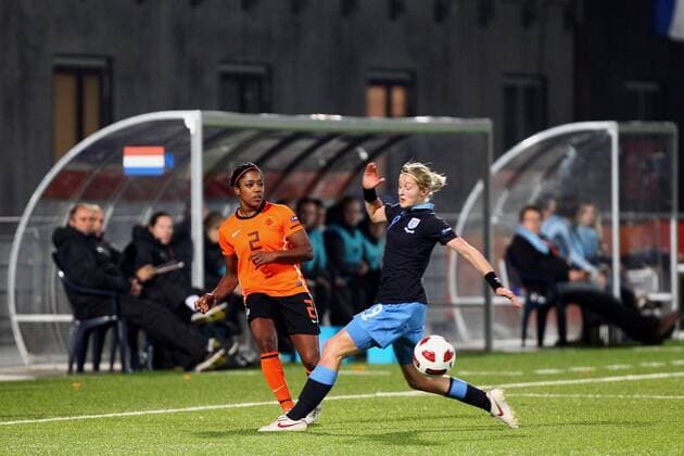 (L-R) Dyanne Bito of Holland,Ellen White of Engeland Women s EURO - Holland v England Kwalificatie EURO 2013 2011 2012 xVIxPaulxBareldsx xOrangexPicturesxIVx 426481